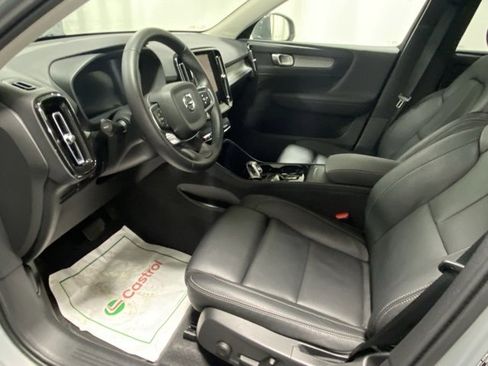 Used 2025 Volvo XC40 B5 Plus image 9