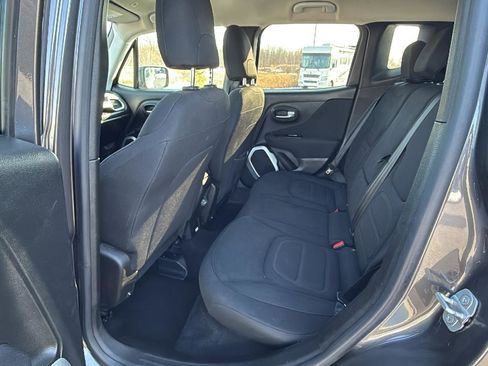 Used 2019 Jeep Renegade Latitude w/ Cold Weather Group image 23