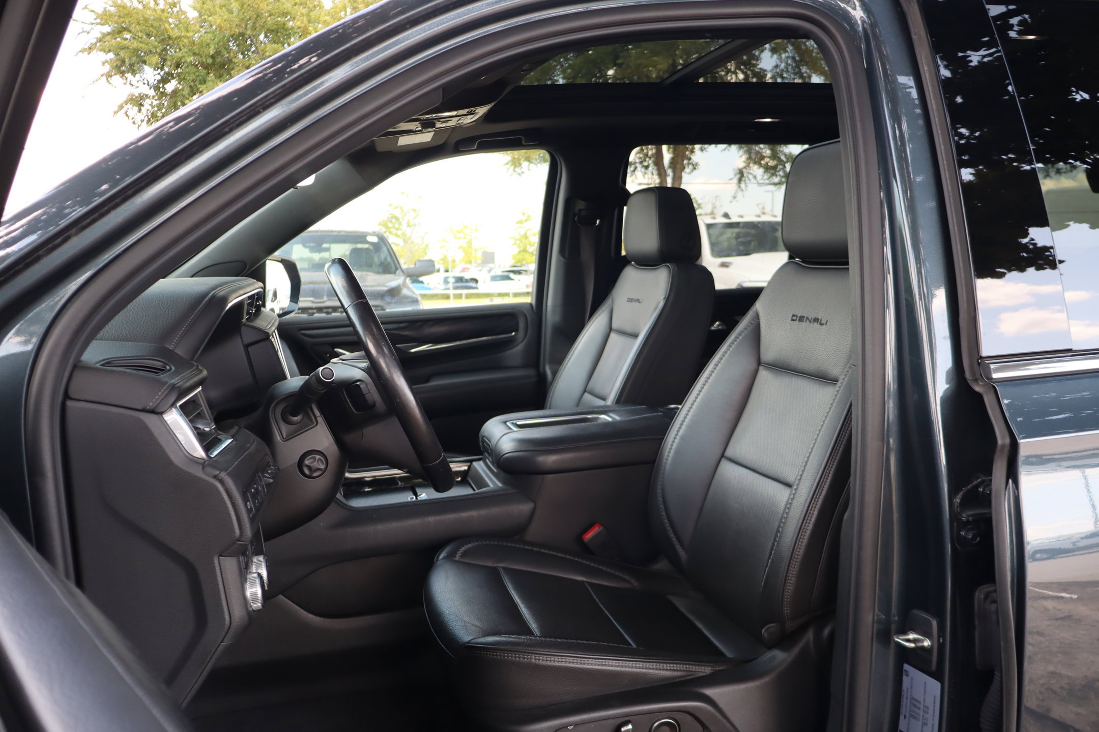 Used 2021 GMC Yukon Denali w/ Denali Premium Package AWD/4WD image 12
