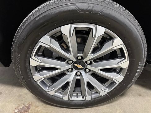 Used 2025 Chevrolet Suburban High Country image 6