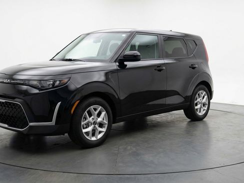 Used 2025 Kia Soul LX w/ LX Technology Package FWD image 3