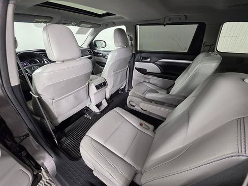Used 2018 Toyota Highlander XLE AWD/4WD image 31
