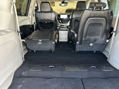 Used 2023 Chrysler Pacifica Touring-L FWD image 15