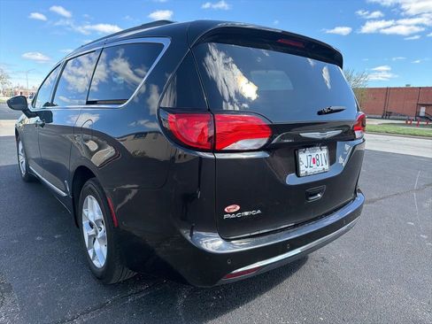 Used 2017 Chrysler Pacifica Touring-L w/ Tire & Wheel Group image 5
