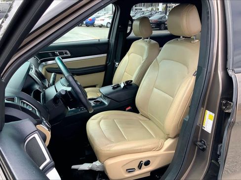 Used 2016 Ford Explorer XLT w/ Equipment Group 202A image 8