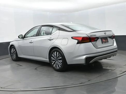 Used 2024 Nissan Altima 2.5 SV FWD image 9