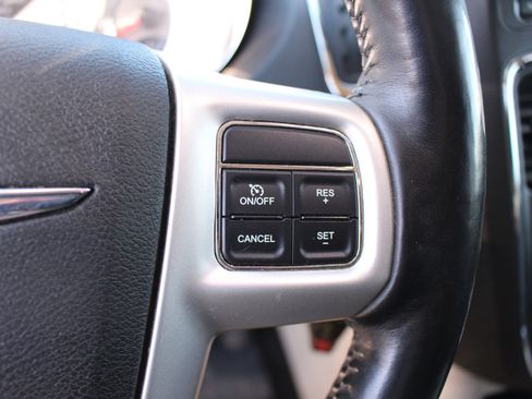 Used 2016 Chrysler Town & Country Touring w/ Driver Convenience Group image 19