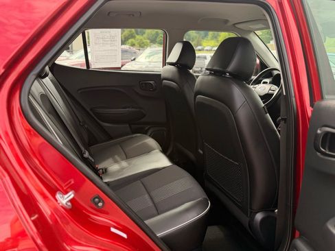 Used 2023 Hyundai Venue Limited FWD image 17
