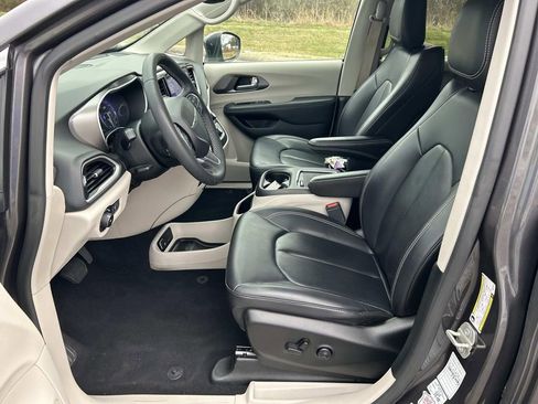 Used 2023 Chrysler Pacifica Touring-L image 23