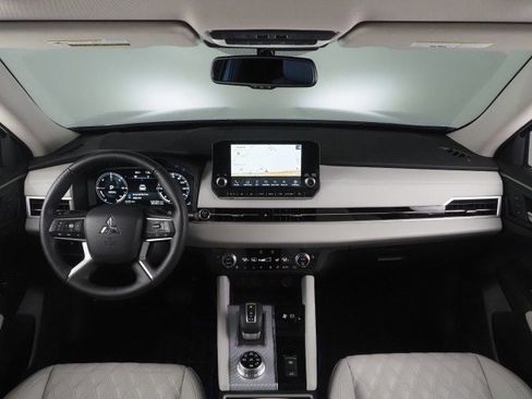 Used 2025 Mitsubishi Outlander SEL image 3