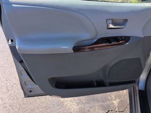 Used 2013 Toyota Sienna XLE image 10
