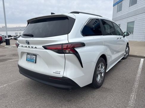Used 2022 Toyota Sienna XLE w/ XLE Plus Package image 4