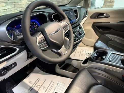 Used 2022 Chrysler Pacifica Touring-L image 27