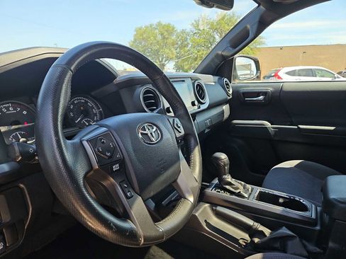 Used 2017 Toyota Tacoma TRD Off-Road AWD/4WD image 10