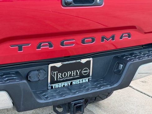 Used 2019 Toyota Tacoma TRD Off-Road AWD/4WD image 12