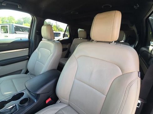 Used 2018 Ford Explorer XLT w/ Equipment Group 202A FWD image 25