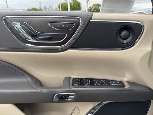 Used 2017 Lincoln Continental Select image 15