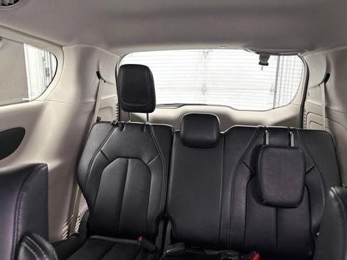 Used 2024 Chrysler Pacifica Limited FWD image 19