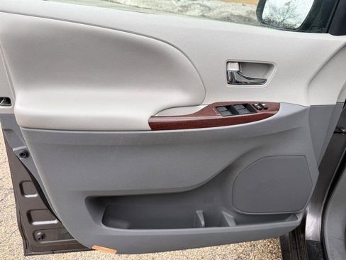 Used 2012 Toyota Sienna XLE image 20
