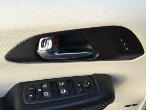 Used 2020 Chrysler Pacifica Limited w/ Advanced Safetytec Group image 12