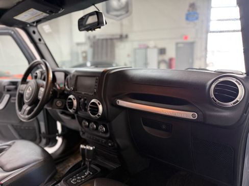 Used 2015 Jeep Wrangler Unlimited Sahara w/ Dual Top Group AWD/4WD image 17