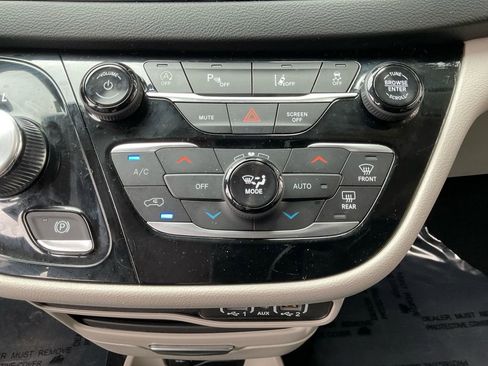 Used 2024 Chrysler Pacifica Touring-L image 22