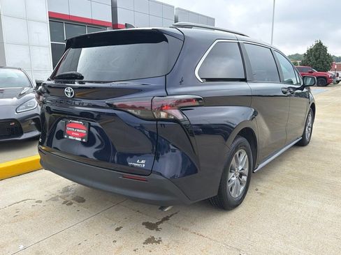Used 2024 Toyota Sienna LE FWD image 4