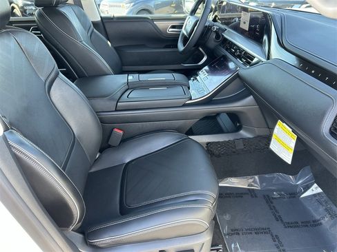 New 2026 INFINITI QX80 Luxe image 9