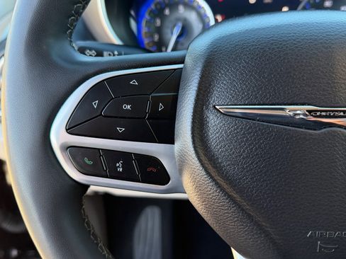 Used 2023 Chrysler Pacifica Touring-L image 31