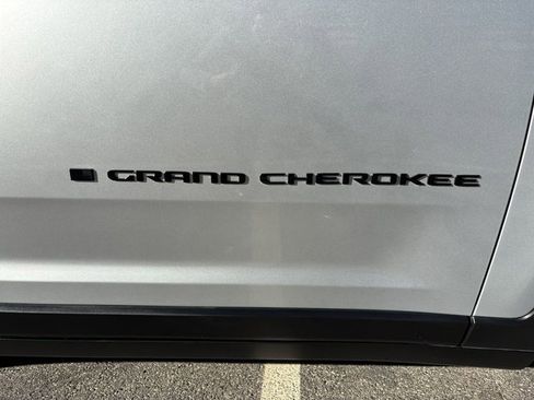 Used 2024 Jeep Grand Cherokee L Laredo image 20