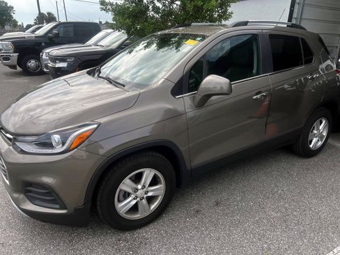 Used 2020 Chevrolet Trax LT w/ Sun & Sound Package FWD image 1