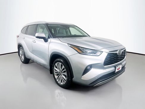 Certified 2025 Toyota Highlander Platinum AWD/4WD image 3