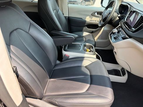 Used 2024 Chrysler Pacifica Touring-L FWD image 13