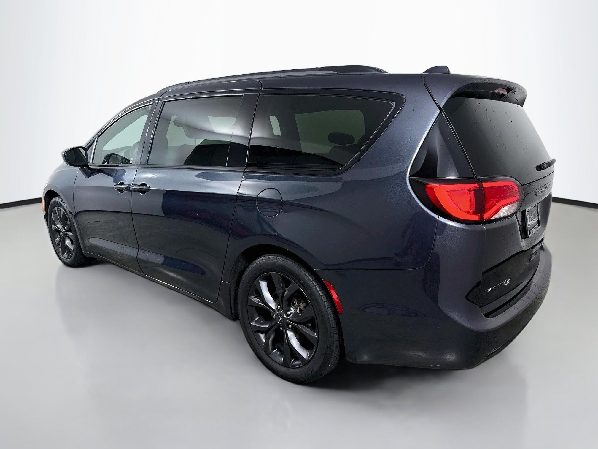 Used 2020 Chrysler Pacifica Touring-L w/ S Appearance Package FWD image 5