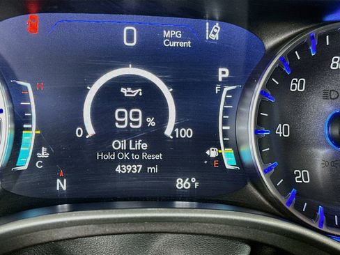 Used 2024 Chrysler Pacifica Touring-L FWD image 19