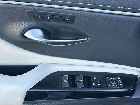 Certified 2025 Lexus ES 300h w/ Premium Package image 15