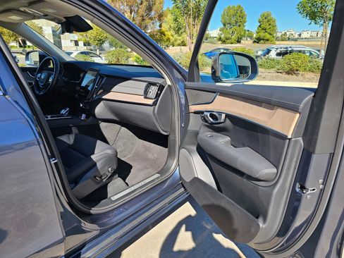 Used 2025 Volvo XC90 B6 Plus image 36