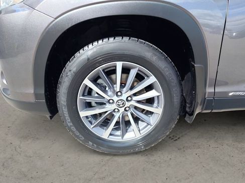 Used 2019 Toyota Highlander XLE AWD/4WD image 14