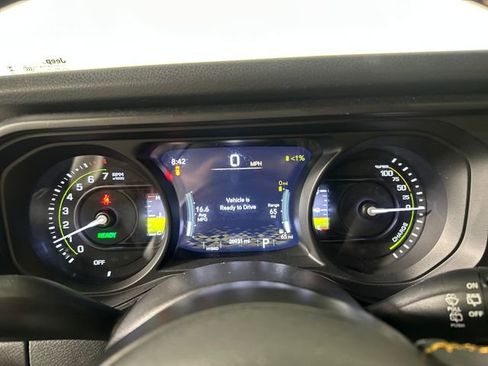 Used 2024 Jeep Wrangler Unlimited image 17