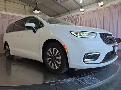 Used 2023 Chrysler Pacifica Touring-L FWD image 10