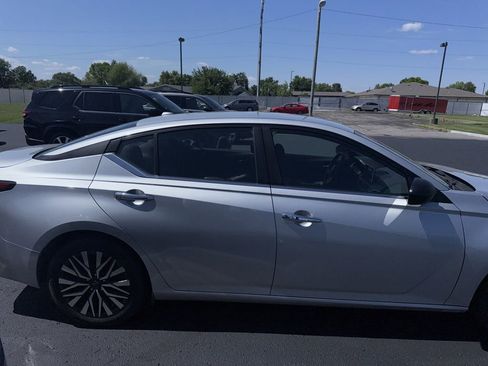 Used 2024 Nissan Altima 2.5 SV FWD image 8