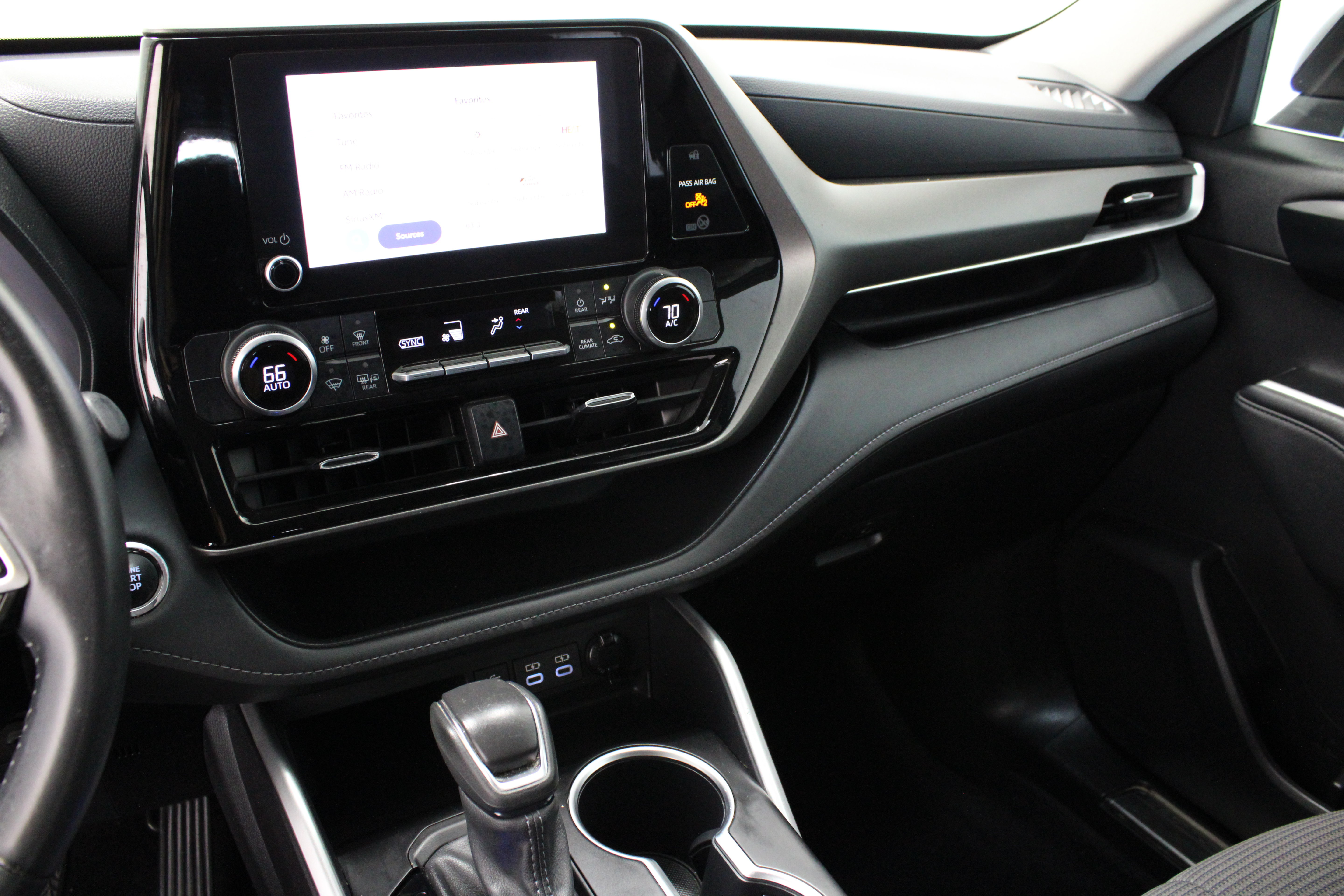 Used 2023 Toyota Highlander LE FWD image 16