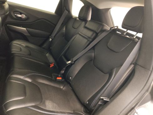 Used 2019 Jeep Cherokee Latitude Plus FWD image 18