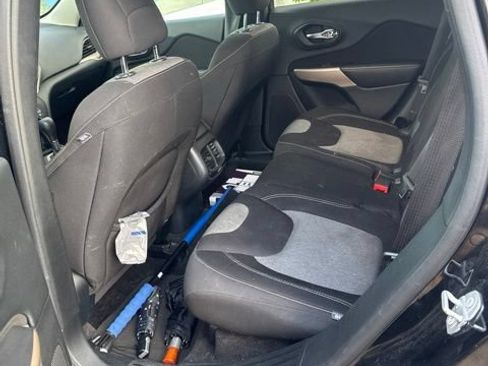 Used 2018 Jeep Cherokee Latitude FWD image 6