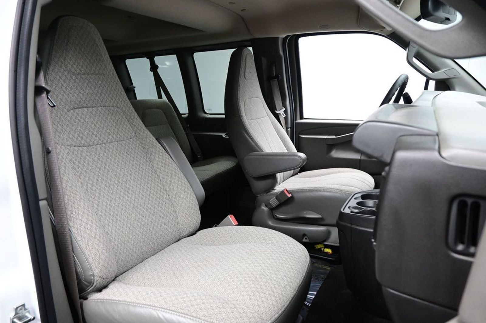 Used 2025 Chevrolet Express 3500 LT w/ LT Preferred Equipment Group RWD image 11
