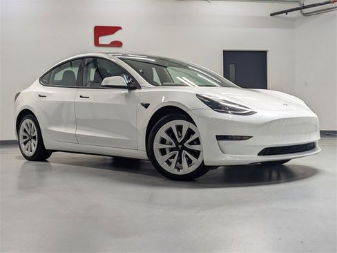 Used 2023 Tesla Model 3 Standard Range image 2