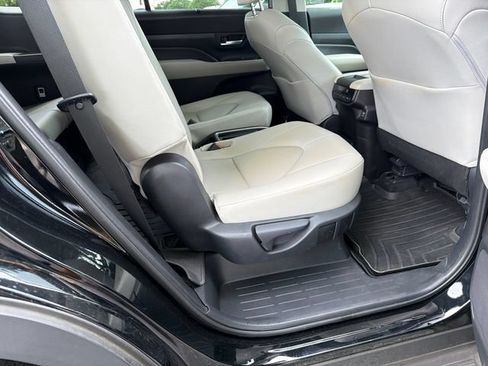 Used 2025 Toyota Grand Highlander FWD image 15