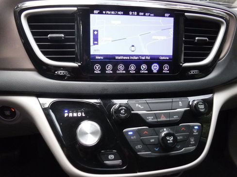 Used 2017 Chrysler Pacifica Touring-L image 23