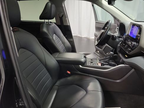 Used 2023 Toyota Highlander XLE AWD/4WD image 35