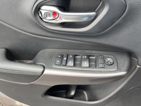 Used 2019 Jeep Cherokee Latitude Plus w/ Cold Weather Group FWD image 30